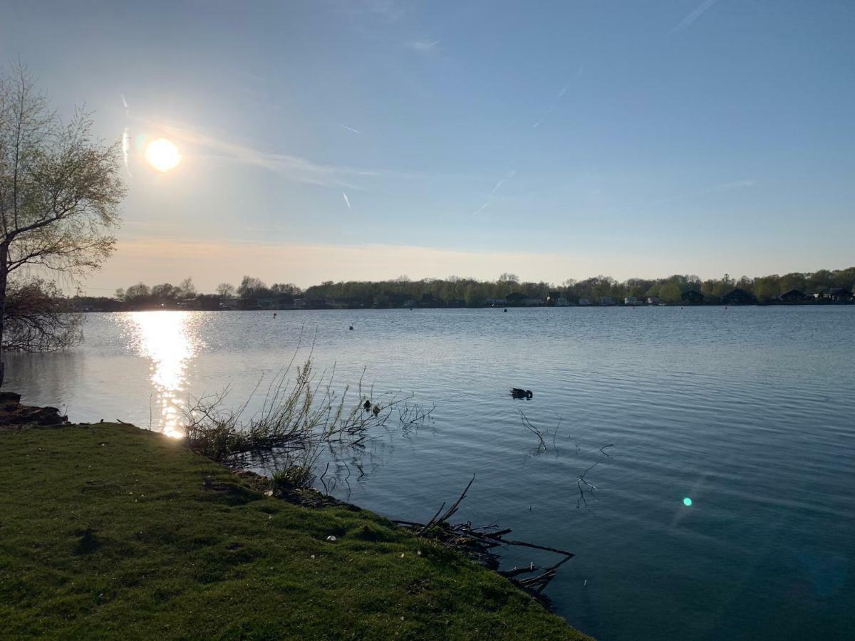 Relaxing Holiday Home With Hot Tub At Tattershall Lakes ภายนอก รูปภาพ
