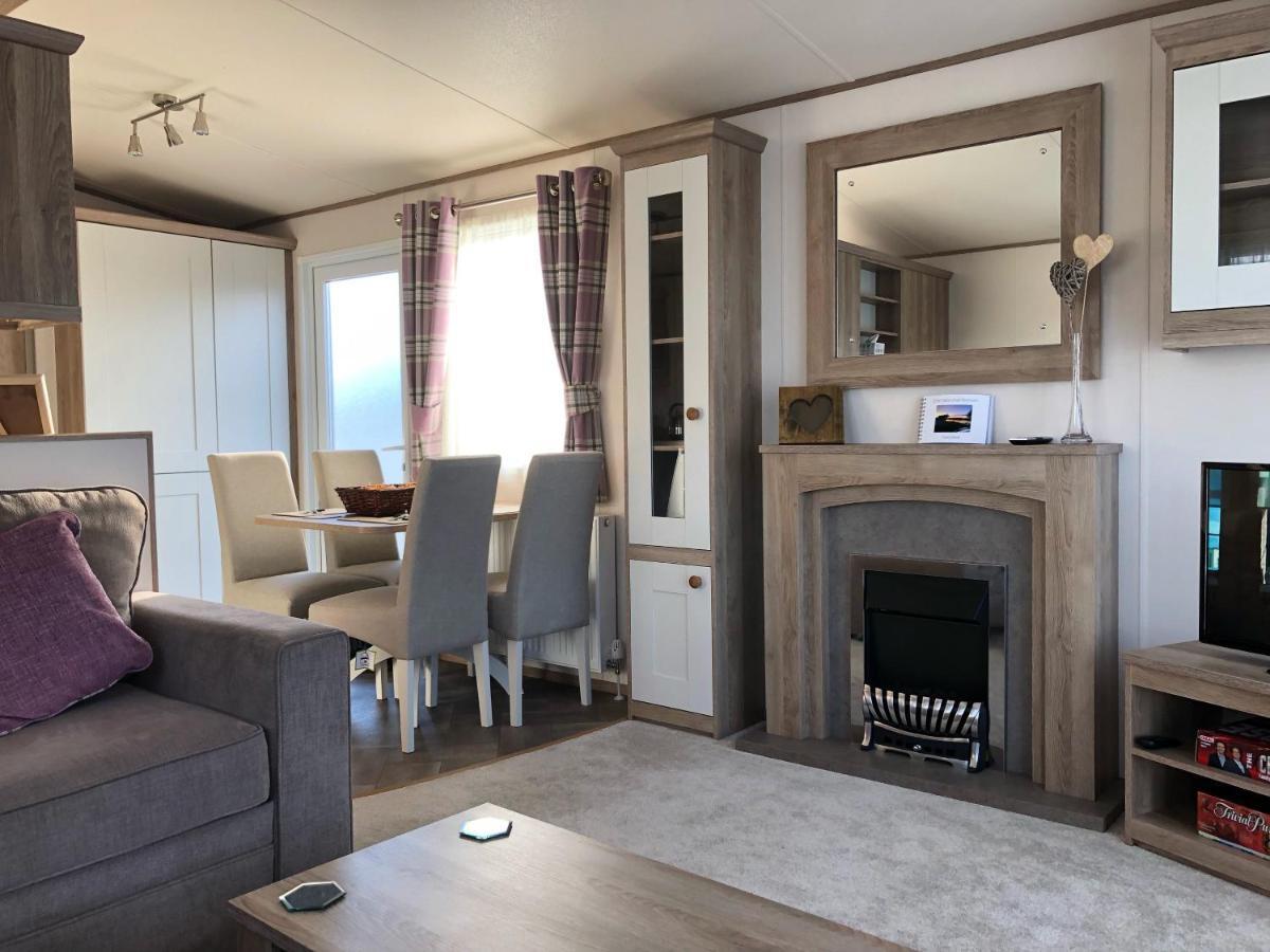 Relaxing Holiday Home With Hot Tub At Tattershall Lakes ภายนอก รูปภาพ