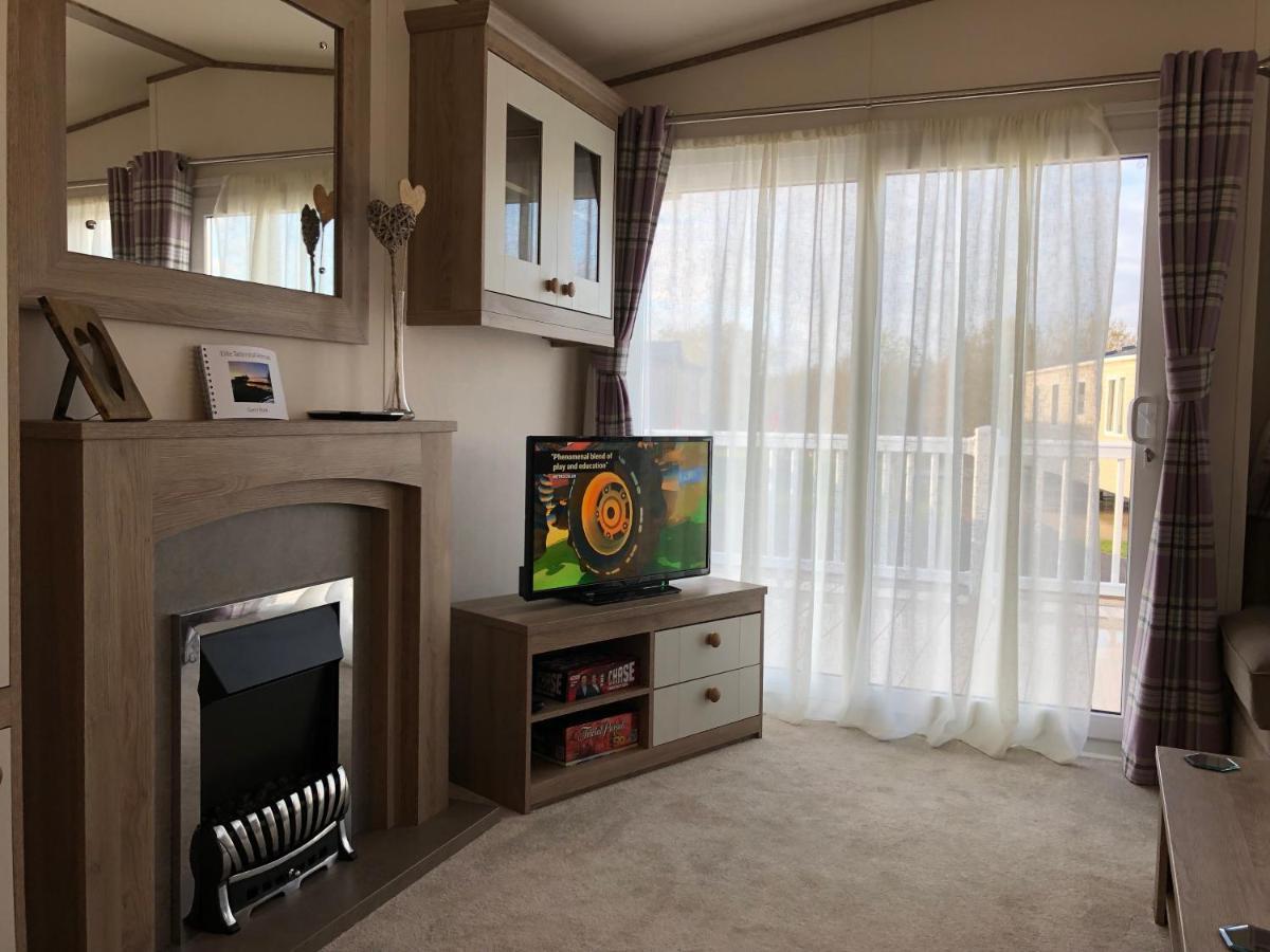 Relaxing Holiday Home With Hot Tub At Tattershall Lakes ภายนอก รูปภาพ