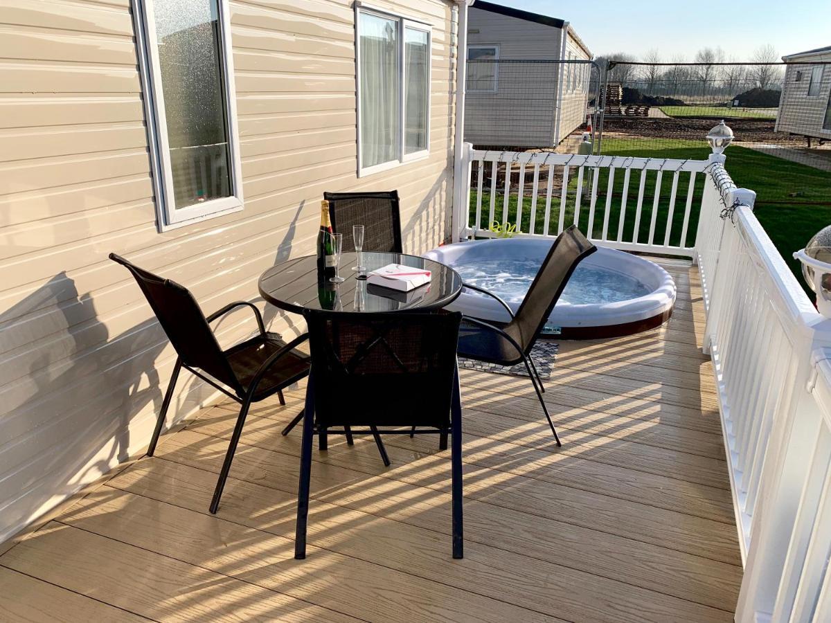 Relaxing Holiday Home With Hot Tub At Tattershall Lakes ภายนอก รูปภาพ